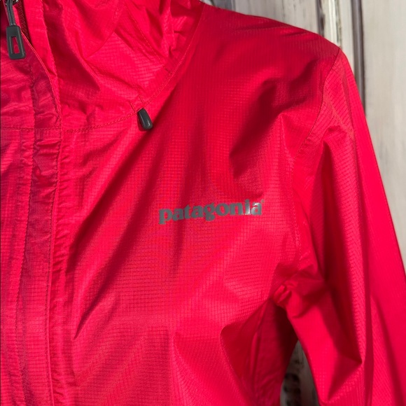 Patagonia Women's Dark Pink Hooded Waterproof Jacket - Picture 4 of 16